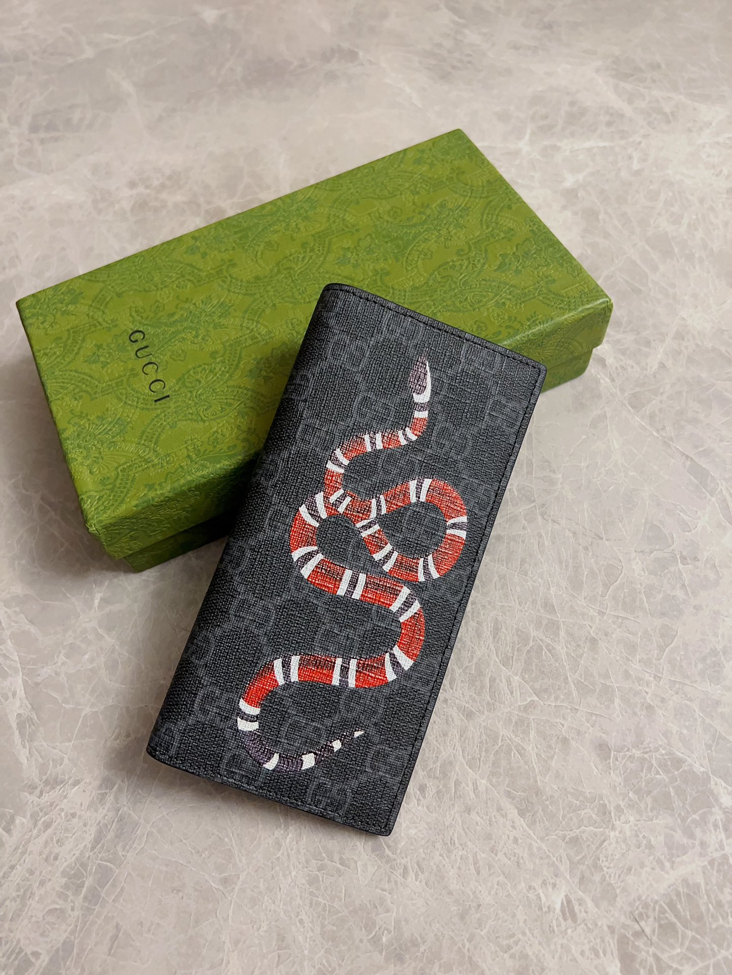 NO:673933,New Men's Short Clip Wallet!  Synchronized with the counter, original shaved leather with high-quality PVC fabric torn-printed with the latest striped snake logo, oil edges and fine workmanship, simple and elegant, fashionable and domineering, model: 459456, size: 18x9x2cm, color black PVC-black 'Striped Snake', Gucci wallet, gucci, wallets19860909新款男士短夹钱包！专柜同步,原版修面皮搭配上等Pvc面料撕印最新 条纹蛇标志,油边做工精细 ,简单大方,时尚霸气,型号: 459456,尺寸:18x9x2cm,颜色黑Pvc-黑 『条纹蛇』,Gucci钱包,gucci,wallets,欧美剧