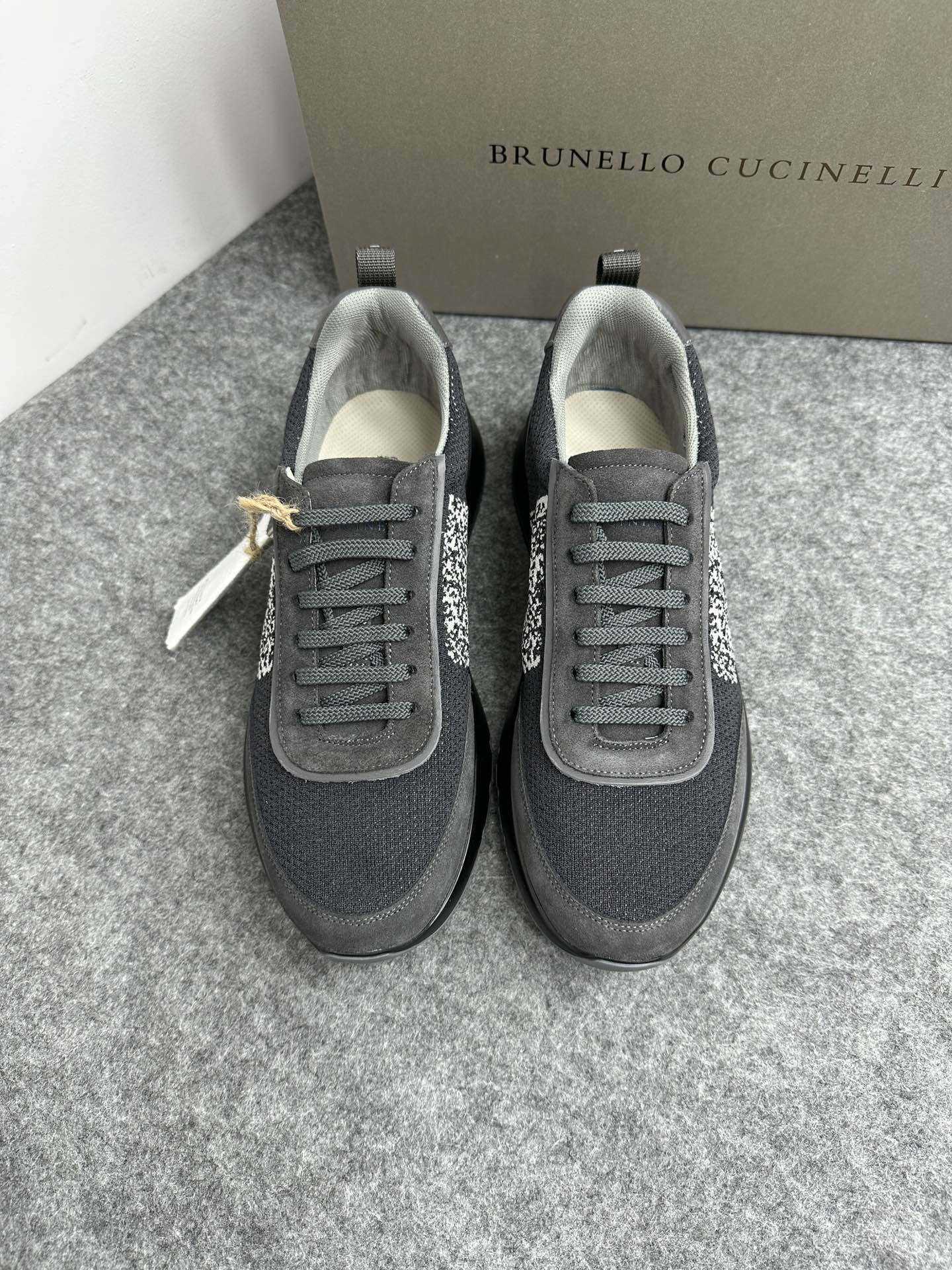 NO:216494,Brand Brunello Cucinelli Color Original Color Code 39-44 Customized 38.45.46 Price Material BC New Style Casual Shoes!  Original single quality This brand is the world's top luxury brand from Italy. The fabric is made of semi-polished full-grain calfskin   suede imported from Italy. The inner layer is a white benzene dyed calfskin inner lining. The brand's special logo movable foot pad is matched with an ultra-light, high elastic and environmentally friendly white IP sole. The personalized logo on the outsole and the unique fine-line groove design, which instantly bursts in luxury!  ,BC casual shoes, brunello cucinelli,cowhide,chamois leather19860909品牌Brunello Cucinelli 颜色原版配色 码数39-44定做38.45.46 价格 材质BC新款 休闲鞋！原单品质此品牌是来自意大利的世界顶级奢侈品牌 面料采用意大利进口半抛光全粒面小牛皮 麂皮,内里是本白色苯染专用小牛皮内里,品牌专用logo活动脚垫,搭配超轻、高弹、环保的本白色IP鞋底,外底上的个性logo和独特的细纹凹槽设计,奢华度瞬间爆棚！,BC休闲鞋,brunello cucinelli,cowhide,chamois leather,Men's shoes