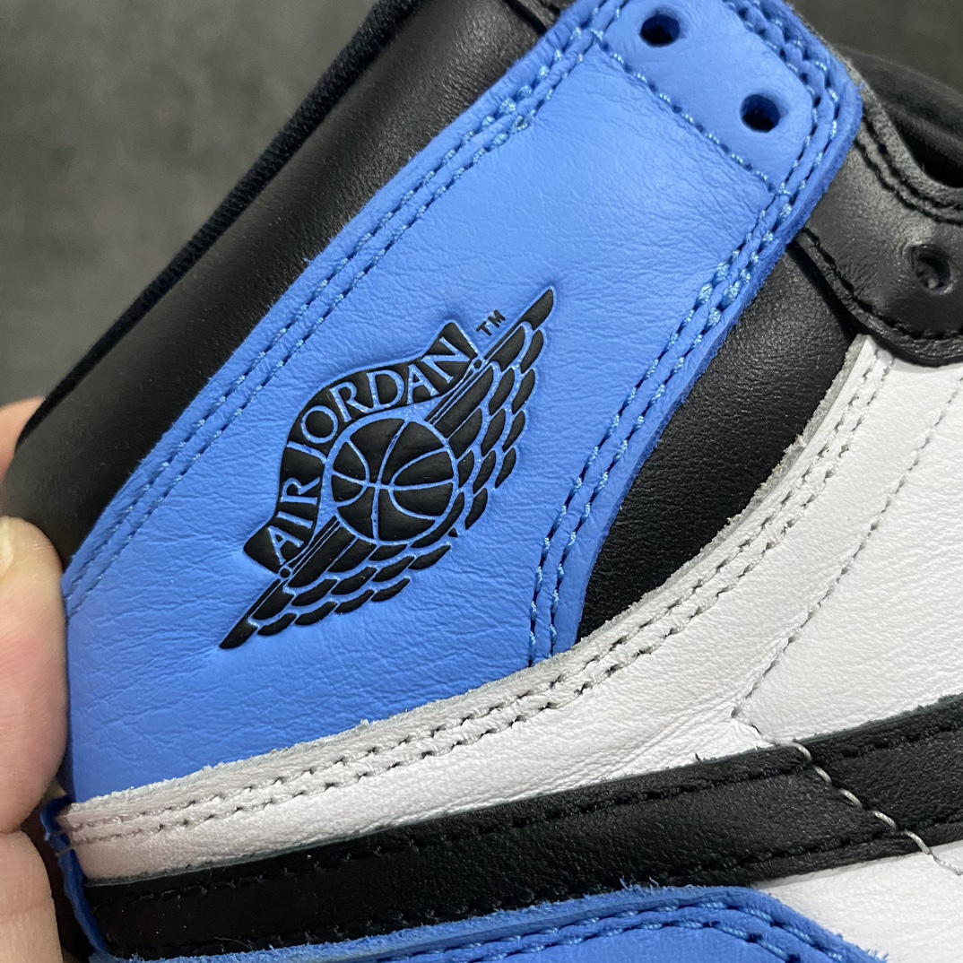 图片[3]-【莞产裁片】Air Jordan 1 High OG AJ1蓝白 黑白蓝脚趾 DZ5485-400nn与市场各大代号纯原绝对的区分品质‼️n莞产代工厂出品 细节 材料 工艺天花板级别n侧面看鞋型 怎么看都舒服 后跟驼背微微自然前倾n后跟收腰定型完美流畅 鞋口反口V字形定型相当到位n市场各大纯原版本 很难做到这样‼️n排气孔 鞋带口冲孔 皮料裁剪清洁度超高 无任何瑕疵n灵魂勾子稍微内收 做的超级完美目前市场任何一个版本都做不到这样好的勾子‼️n皮料均采用原厂皮料 看实拍细节图 皮纹肉眼可见的细腻‼️n大底纹路 车线 印刷 飞翼 中底 背胶n公司工艺无需多言 碾压各路复刻n入了正品朋友不妨自行对比  尺码  40.5 41 42 42.5 43 44 44.5 45 46 47.5-莆田鞋批发中心