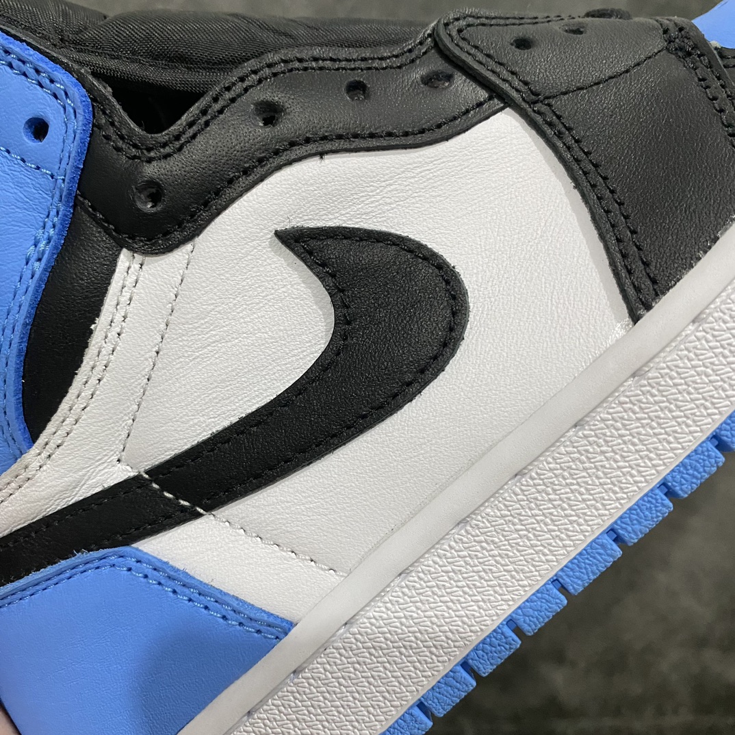 图片[2]-【莞产裁片】Air Jordan 1 High OG AJ1蓝白 黑白蓝脚趾 DZ5485-400nn与市场各大代号纯原绝对的区分品质‼️n莞产代工厂出品 细节 材料 工艺天花板级别n侧面看鞋型 怎么看都舒服 后跟驼背微微自然前倾n后跟收腰定型完美流畅 鞋口反口V字形定型相当到位n市场各大纯原版本 很难做到这样‼️n排气孔 鞋带口冲孔 皮料裁剪清洁度超高 无任何瑕疵n灵魂勾子稍微内收 做的超级完美目前市场任何一个版本都做不到这样好的勾子‼️n皮料均采用原厂皮料 看实拍细节图 皮纹肉眼可见的细腻‼️n大底纹路 车线 印刷 飞翼 中底 背胶n公司工艺无需多言 碾压各路复刻n入了正品朋友不妨自行对比  尺码  40.5 41 42 42.5 43 44 44.5 45 46 47.5-莆田鞋批发中心