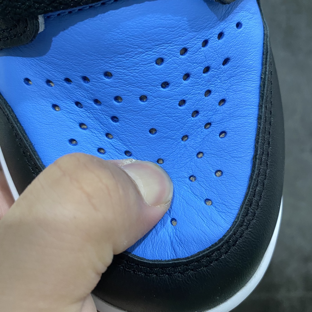 图片[5]-【莞产裁片】Air Jordan 1 High OG AJ1蓝白 黑白蓝脚趾 DZ5485-400nn与市场各大代号纯原绝对的区分品质‼️n莞产代工厂出品 细节 材料 工艺天花板级别n侧面看鞋型 怎么看都舒服 后跟驼背微微自然前倾n后跟收腰定型完美流畅 鞋口反口V字形定型相当到位n市场各大纯原版本 很难做到这样‼️n排气孔 鞋带口冲孔 皮料裁剪清洁度超高 无任何瑕疵n灵魂勾子稍微内收 做的超级完美目前市场任何一个版本都做不到这样好的勾子‼️n皮料均采用原厂皮料 看实拍细节图 皮纹肉眼可见的细腻‼️n大底纹路 车线 印刷 飞翼 中底 背胶n公司工艺无需多言 碾压各路复刻n入了正品朋友不妨自行对比  尺码  40.5 41 42 42.5 43 44 44.5 45 46 47.5-莆田鞋批发中心