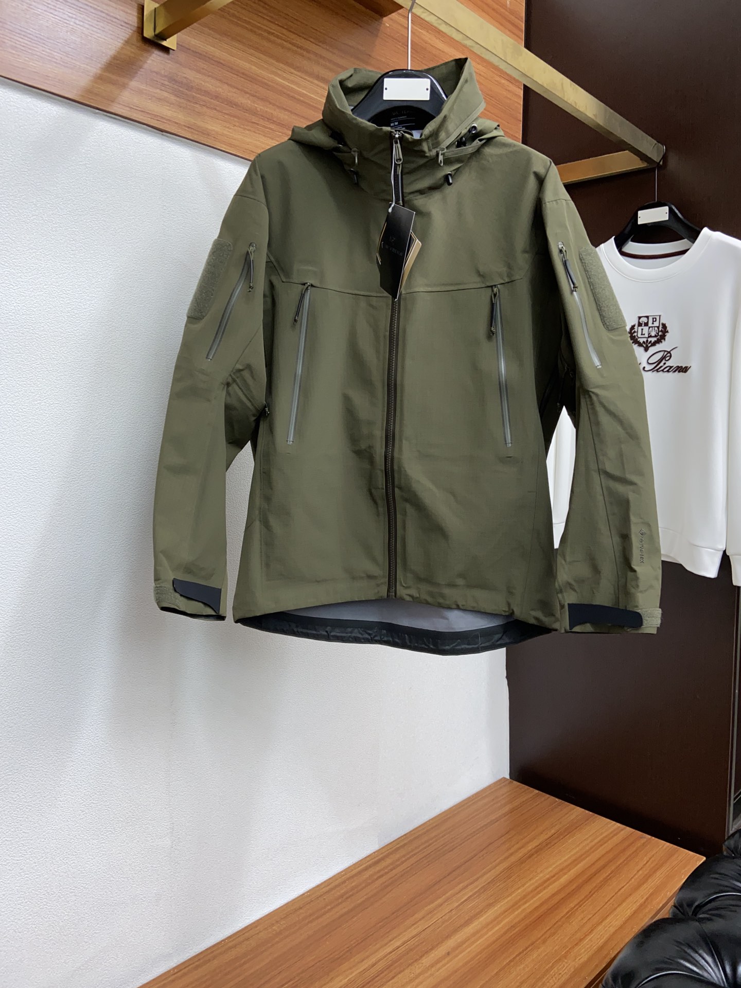 NO:125586,arcteryx Arcteryx Windproof Soft Shell Jacket, arcteryx new Arcteryx men's lightweight windproof, complementing the outdoors and daily life, achieving a clever combination of the two. The shell uses high-end fabrics that are currently recognized as internationally, windproof and waterproof, breathable, minimizing the damage caused to the surface of the clothes by the external environment. The excellent narrowing glue design increases the breathable area and makes it not feel stuffy and humid in the wear. The front and pocket zippers are made of ykk45# zippers, the most famous zipper supplier in the world. The fastener uses nifco fasteners, which are finely crafted, three-dimensional sports cut, slim fit style, and while outdoor sports, it is more suitable for casual wear. Size M-3XL, arc'teryx, jackets & coats, jackets & coats, alexander wang19860909arcteryx 始祖鸟防风软壳夹克外套,arcteryx 新款始祖鸟男款轻量化防风,户外与日常生活相辅相成,实现了两者的巧妙结合.外壳采用目前国际公认的高端面料,防风防水透气,最大限度的减少外界环境对衣服表面造成的伤害.出色的窄化压胶设计,增加了透气的面积,使穿着不会有闷热潮湿的感觉,前中以及口袋拉链均采用国际最著名的拉链供应商ykk45＃拉链,扣件则采用了 nifco 扣件,做工精细,立体运动裁剪,修身版型,户外运动的同时,更加适合平时休闲穿着 尺码M-3XL,arc'teryx,jackets & coats,jackets & coats,alexander wang,Men's clothing