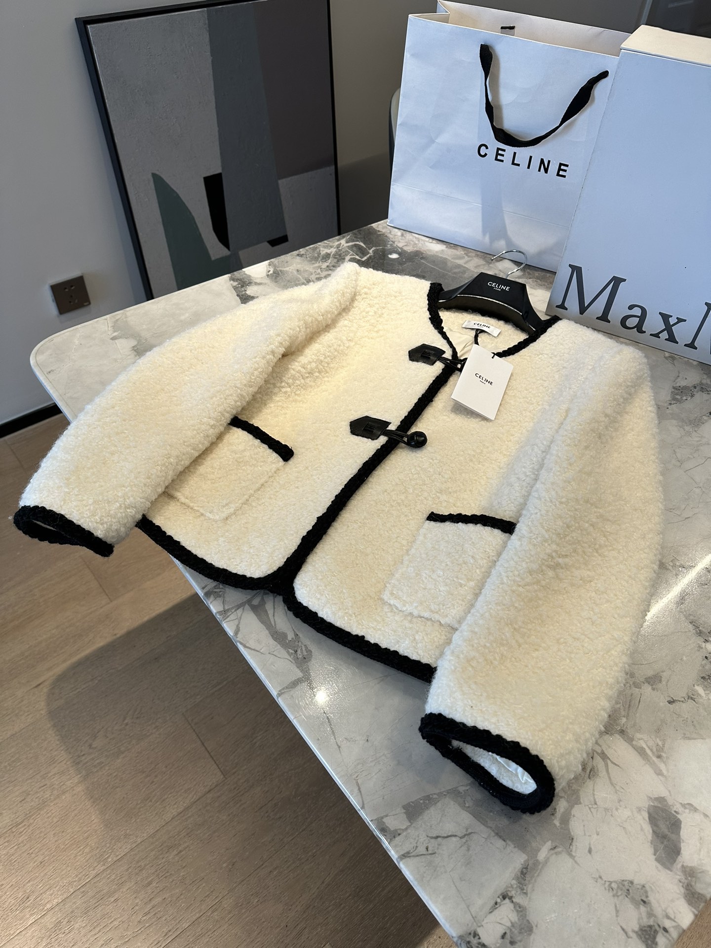 NO:638380,Celin'e Celin granular double-sided wool has a thermal insulation effect comparable to that of down. The accessories are all sheepskin imported from New Zealand. The original price is more Australian wool granular fabrics. The black and white combination is very high-end and does not need to be taken care of. Bust 102, length 58, welfare flash sale 499, special price, no return, no exchange, no free shipping, celine, down jacket, sheepskin, alexander wang19860909Celin'e瑟lin 颗粒双面羊毛 堪比羽绒的保暖效果 辅料配备都是新西兰进口羊皮 原价多澳洲进口羊毛颗粒面料 黑白搭配很显高级感 无需打理 胸围 102 衣长58 福利秒杀499,特价 不退不换不包邮,celine,down jacket,sheepskin,alexander wang,Women's clothing