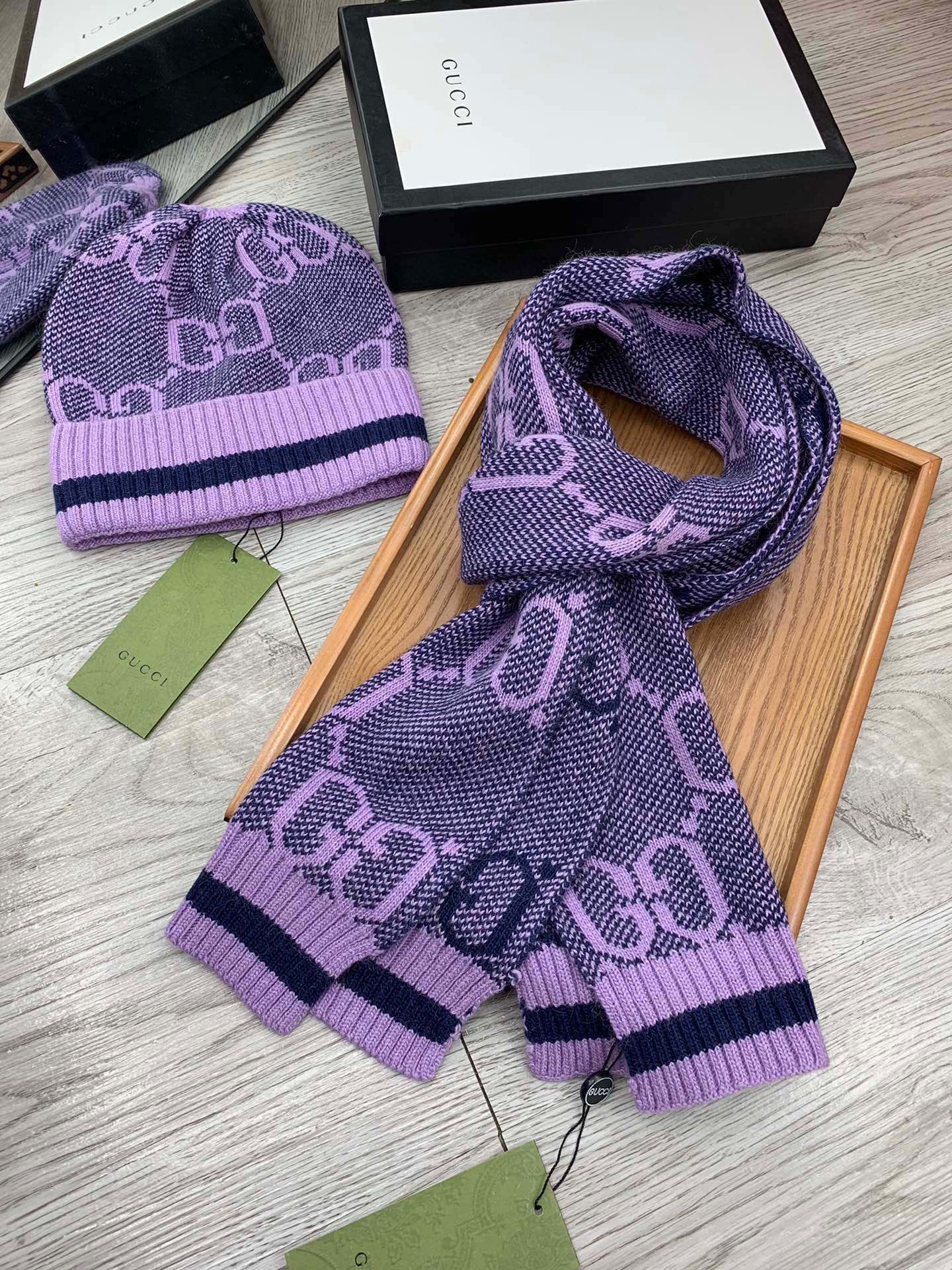 🌹。G家。【羊毛套装帽子】经典套装帽子！帽子➕围巾！材质：70%羊毛➕30%兔毛。暖暖哒超级舒服～冬日小姐姐减龄神器哦～