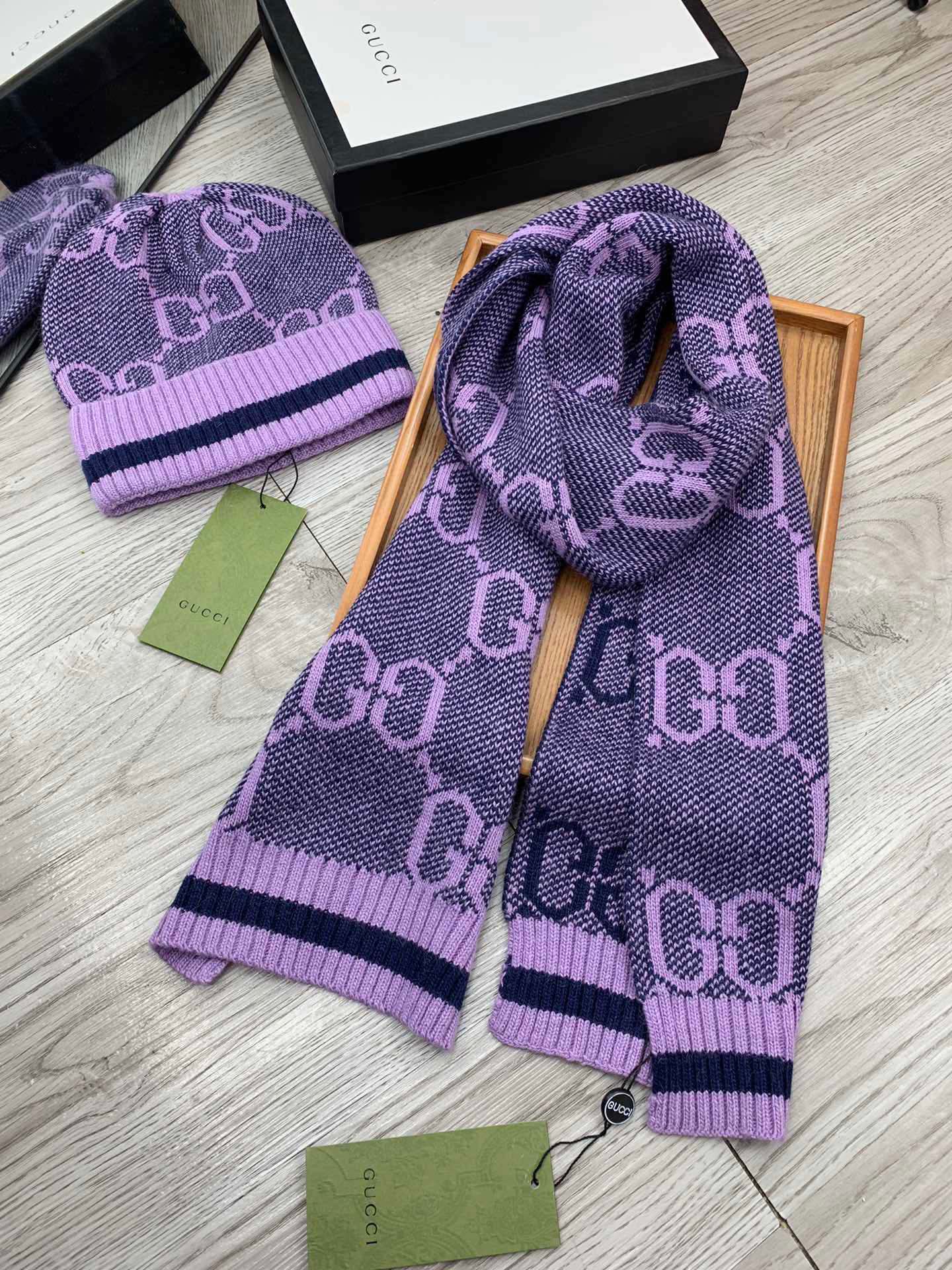 🌹。G家。【羊毛套装帽子】经典套装帽子！帽子➕围巾！材质：70%羊毛➕30%兔毛。暖暖哒超级舒服～冬日小姐姐减龄神器哦～