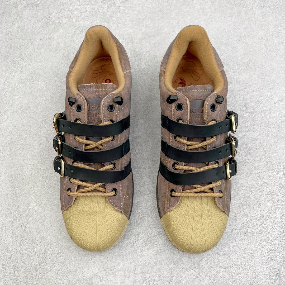 图片[2]-＃绿X特供 Melting Sadness × AD Originals Superstar \\\”Karoro Hole\\\” 经典贝壳头休闲板鞋 联名黑棕 H06344 独家控货 平台正单 全鞋百分百原材料 全鞋电脑针车 Logo针车间距针数原版一致 皮料切割冲裁零瑕疵 原鞋一致含胶量大底 原盒中文内外标 大几率过验 不对比市面只对比原鞋 只服务最高端市场 尺码：35 36 36.5 37 38 38.5 39 40 40.5 41 42 42.5 43 44 44.5 45-选品中心