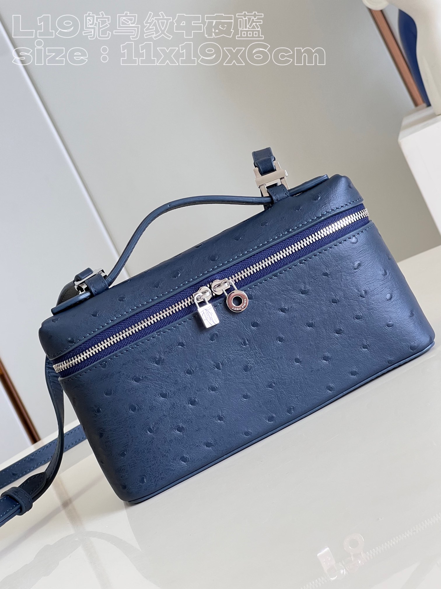 NO:400680,【Exclusive real photo of L19 ostrich pattern midnight blue】This Extra Pocket clutch is a combination of precious materials, classic style and simple design. The functional design of large opening structure is a good choice for vibrant modern women to carry daily necessities. The bag is made of ostrich leather, with a slightly uneven texture, and the careful production and pursuit of details sublimate the natural transparency and full color of the leather. It is versatile accessories, which are very suitable for gifts for your own use. Product size 11 x 19 x 6.5 cm Reward price Rejected bargaining, LV [original leather], louis vuitton, handbag, ostrich skin19860909【独家实拍 L19鸵鸟纹午夜蓝】这款 Extra Pocket 手拿包是珍贵材料、经典风格和简约设计的组合体.大开口结构的功能性设计,是充满活力现代女性携带日常用品的上好选择.包包采用鸵鸟皮制作,具有稍微不均匀的纹理,而精心制作和对细节的追求升华了皮革的天然透明性和色彩饱满感,百搭的配饰,无论送礼自用都十分合适.产品尺寸11 x 19 x 6.5 厘米 回馈价 拒绝议价,LV【原厂皮】,louis vuitton,handbag,ostrich skin,Bag