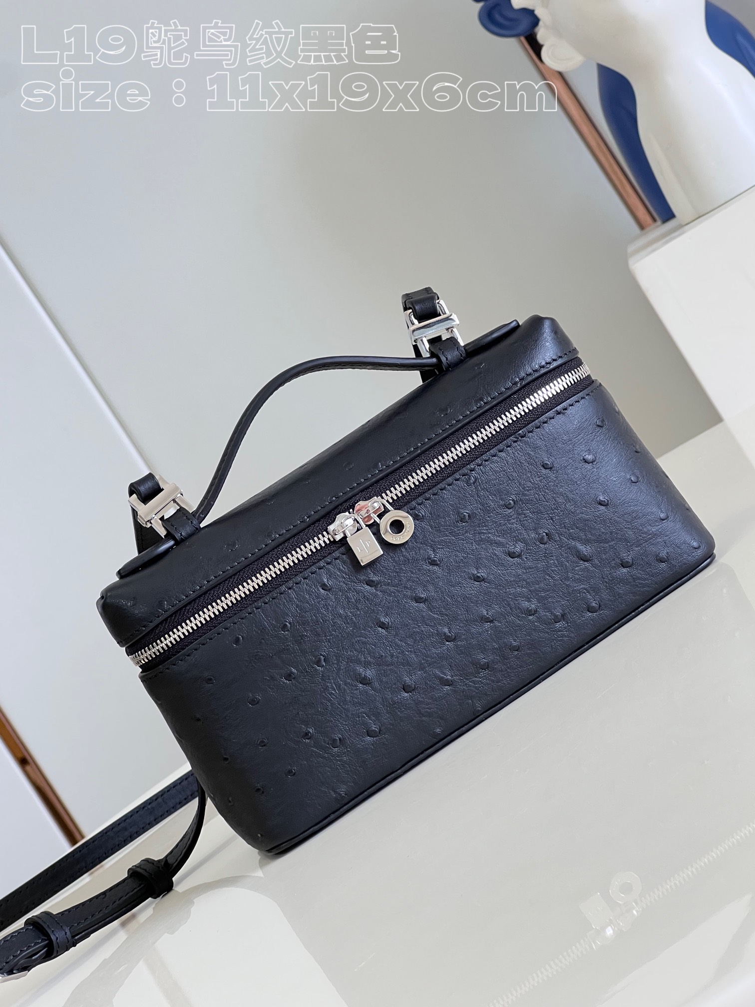 NO:400682,[Exclusive real photo of L19 ostrich pattern black] This Extra Pocket clutch is a combination of precious materials, classic style and simple design. The functional design of large opening structure is a good choice for vibrant modern women to carry daily necessities. The bag is made of ostrich leather and has a slightly uneven texture. The careful production and pursuit of details sublimate the natural transparency and full color of the leather. The versatile accessories are very suitable for gifts for your own use. Product size 11 x 19 x 6.5 cm Reward price Rejected bargaining, LV [original leather], louis vuitton, handbag, ostrich skin19860909【独家实拍 L19鸵鸟纹黑色】这款 Extra Pocket 手拿包是珍贵材料、经典风格和简约设计的组合体.大开口结构的功能性设计,是充满活力现代女性携带日常用品的上好选择.包包采用鸵鸟皮制作,具有稍微不均匀的纹理,而精心制作和对细节的追求升华了皮革的天然透明性和色彩饱满感,百搭的配饰,无论送礼自用都十分合适.产品尺寸11 x 19 x 6.5 厘米 回馈价 拒绝议价,LV【原厂皮】,louis vuitton,handbag,ostrich skin,Bag