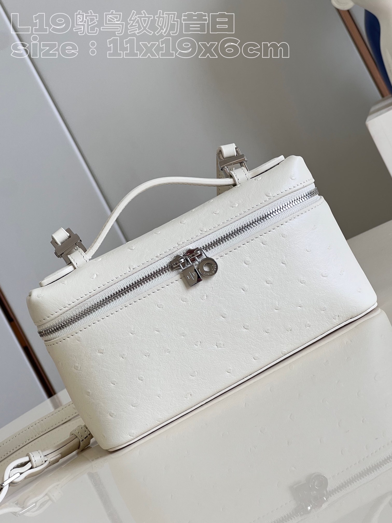 NO:400683,[Exclusive real photo of L19 ostrich pattern milkshake white] This Extra Pocket clutch is a combination of precious materials, classic style and simple design. The functional design of large opening structure is a good choice for vibrant modern women to carry daily necessities. The bag is made of ostrich leather and has a slightly uneven texture. The careful production and pursuit of details sublimate the natural transparency and full color of the leather. It is versatile accessories, which are very suitable for gifts for your own use. Product size 11 x 19 x 6.5 cm Reward price Rejected bargaining, LV [original leather], louis vuitton, handbag, ostrich skin19860909【独家实拍 L19鸵鸟纹奶昔白】这款 Extra Pocket 手拿包是珍贵材料、经典风格和简约设计的组合体.大开口结构的功能性设计,是充满活力现代女性携带日常用品的上好选择.包包采用鸵鸟皮制作,具有稍微不均匀的纹理,而精心制作和对细节的追求升华了皮革的天然透明性和色彩饱满感,百搭的配饰,无论送礼自用都十分合适.产品尺寸11 x 19 x 6.5 厘米 回馈价 拒绝议价,LV【原厂皮】,louis vuitton,handbag,ostrich skin,Bag