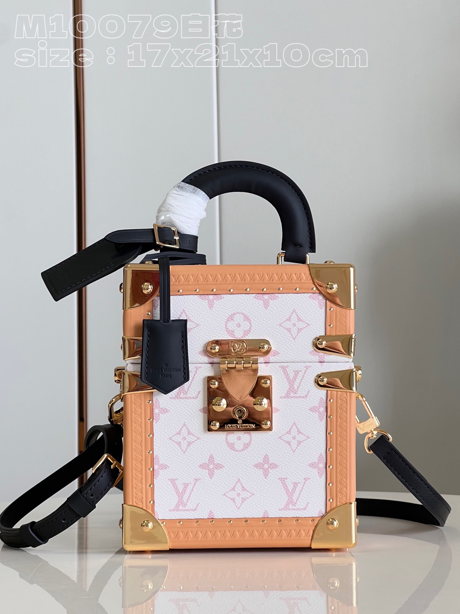 顶级原单M10079白花NicolasGhesquière于2022秋冬系列带来新款CameraBox硬