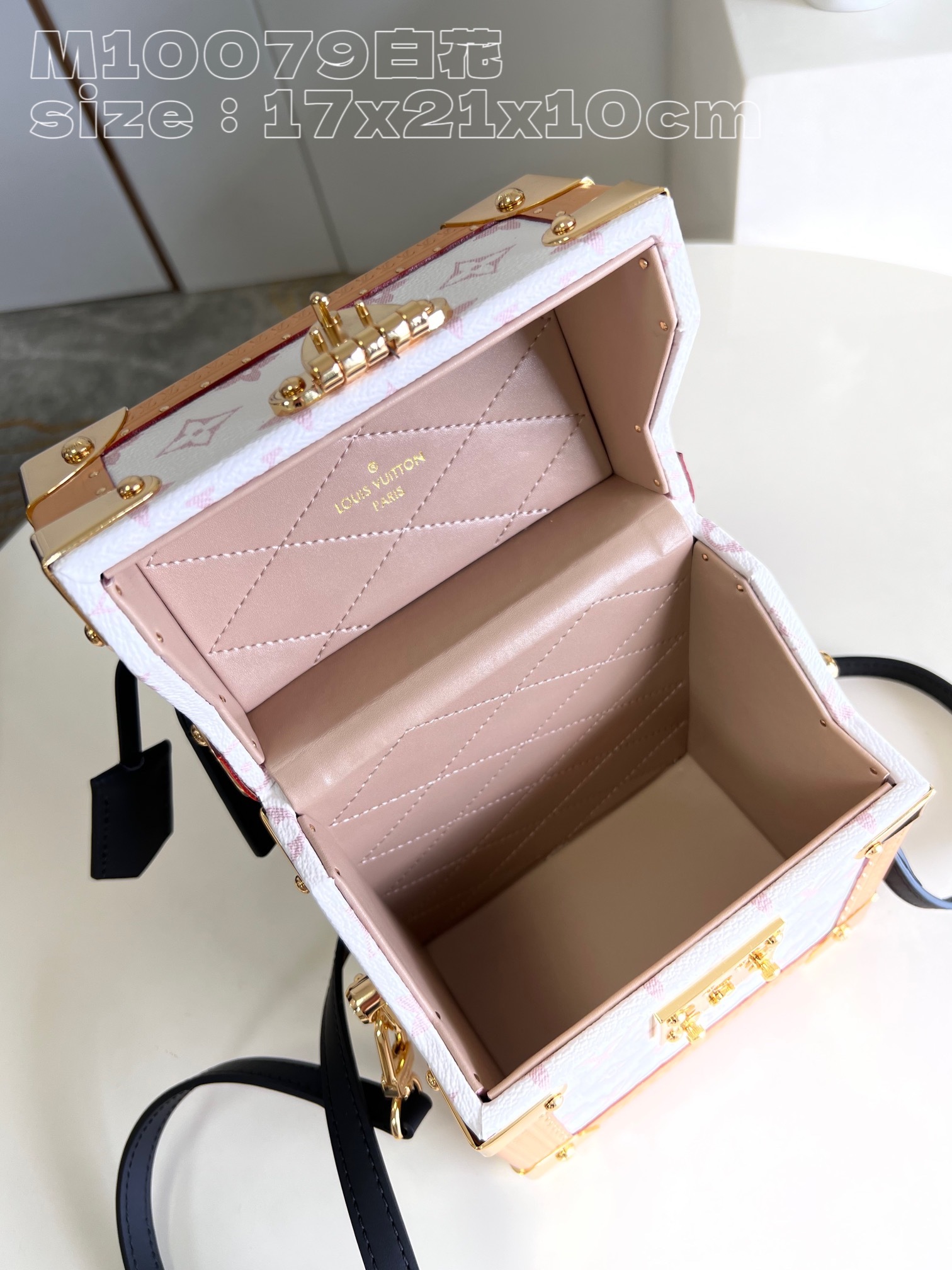 顶级原单M10079白花NicolasGhesquière于2022秋冬系列带来新款CameraBox硬