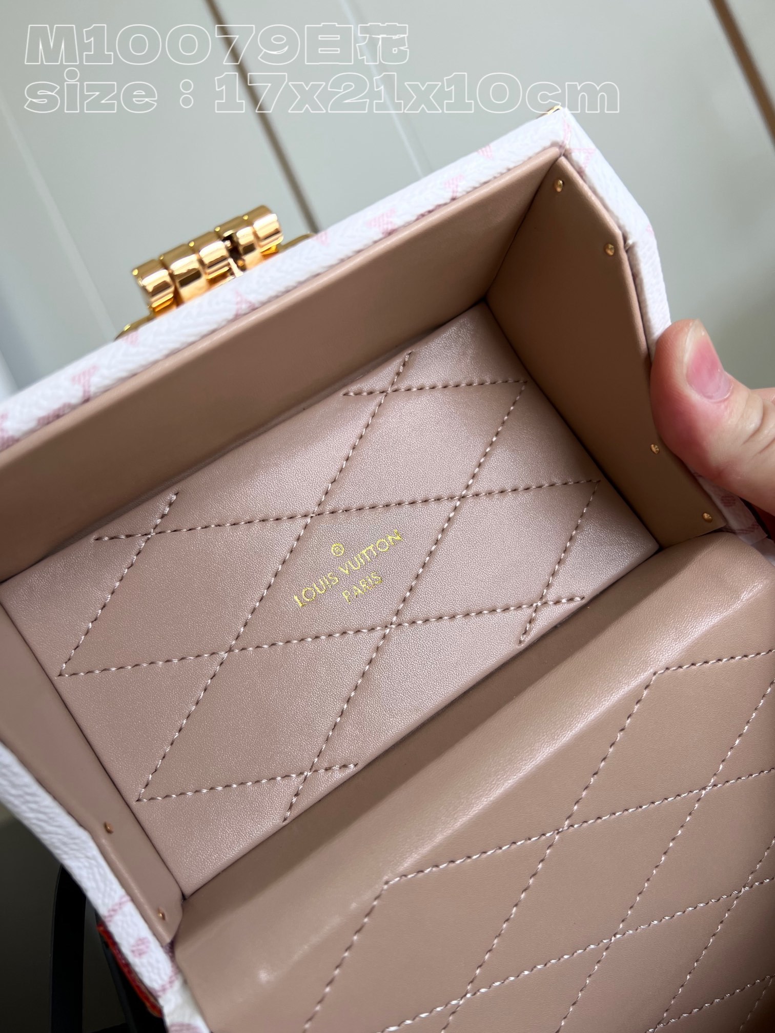 顶级原单M10079白花NicolasGhesquière于2022秋冬系列带来新款CameraBox硬
