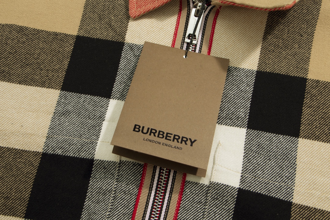 🅿️160（白底图）
款号「w826」
巴宝莉经典对格羊毛纺织外套
BURBERRY专柜ZP同步外套
采用纯棉羊毛混纺面料
对格细节原版位置 做工完美
ZP一致做法 一个月良心制作
大厂流水做工 包条双针走线工整
网红热门款 热度很高
宽松os版型 最大可穿200斤
吊牌 吊粒 洗水 主卖 包装 全套辅料📦
所有细节均为无美颜滤镜实拍 放心入手📷
Colour:卡其色
size:S M L XL