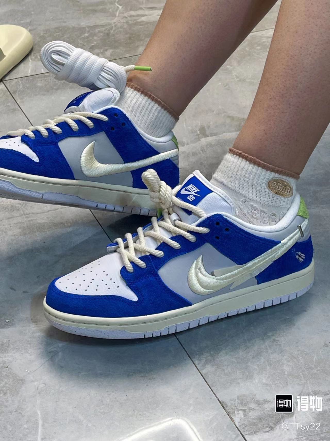 ? Fly Streetwear x Nike Dunk SB Low ”Gardenia“ 梔子花 白兰花白蓝色?