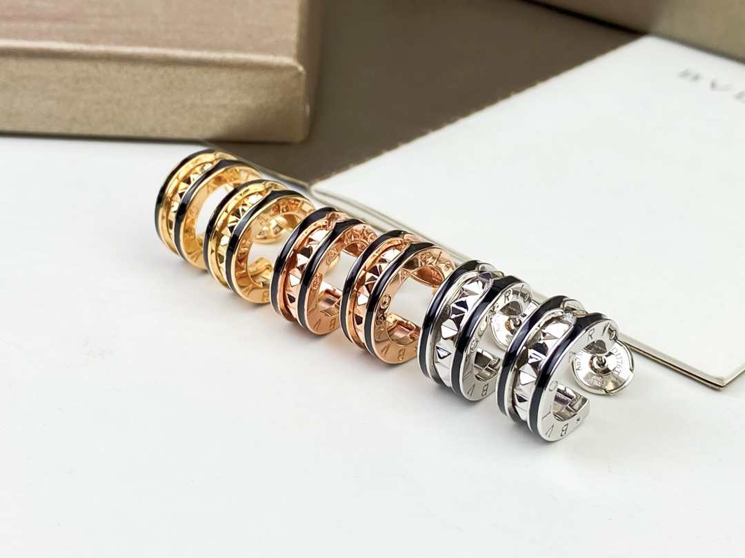 耳钉p90 飞碟耳堵p30  
BVLGARI New宝格丽B.zero 1 rock系列 铆钉 陶瓷边耳钉 情侣款  男女可戴 加入柳丁元素非常的中性！顶级微镶工艺 重工打造 炒鸡质感高档😍玫瑰金 黄金色 银色p