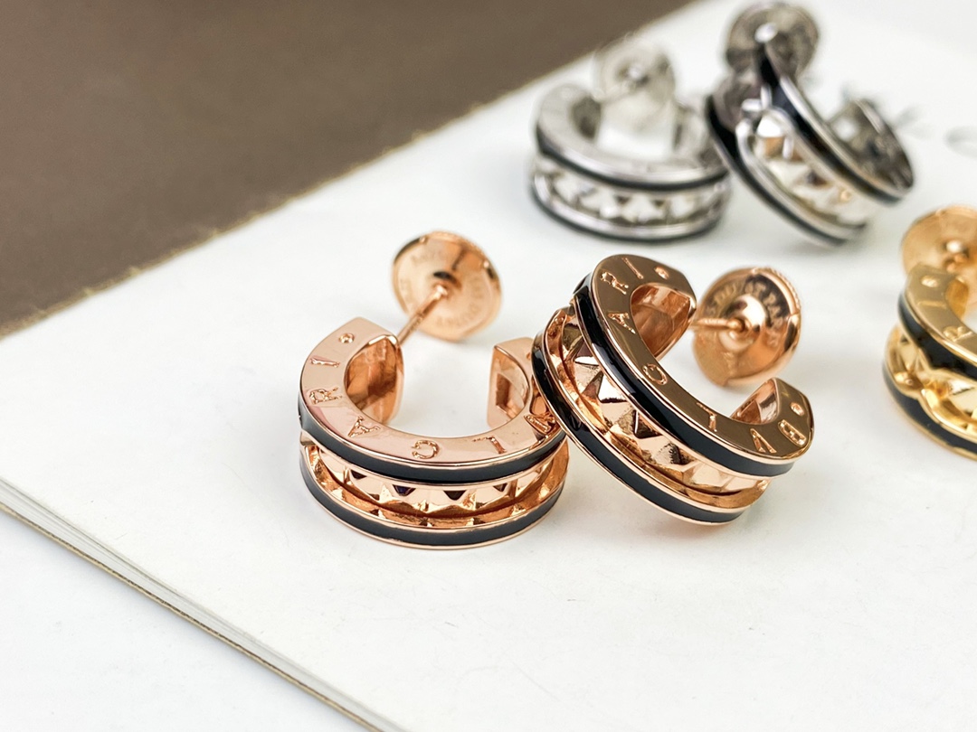 耳钉p90 飞碟耳堵p30  
BVLGARI New宝格丽B.zero 1 rock系列 铆钉 陶瓷边耳钉 情侣款  男女可戴 加入柳丁元素非常的中性！顶级微镶工艺 重工打造 炒鸡质感高档😍玫瑰金 黄金色 银色p