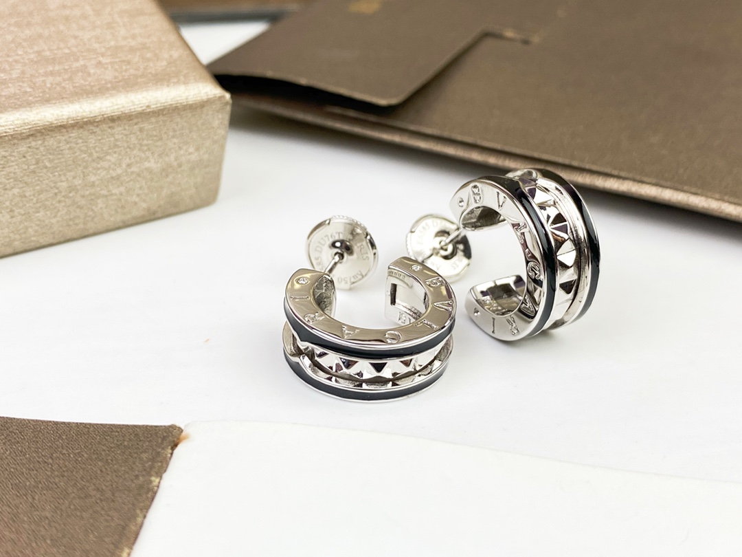 耳钉p90 飞碟耳堵p30  
BVLGARI New宝格丽B.zero 1 rock系列 铆钉 陶瓷边耳钉 情侣款  男女可戴 加入柳丁元素非常的中性！顶级微镶工艺 重工打造 炒鸡质感高档😍玫瑰金 黄金色 银色p