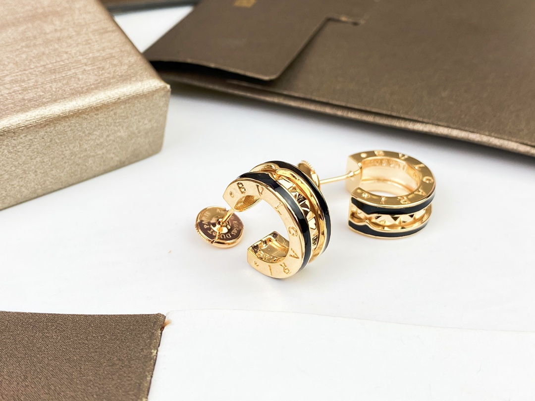 耳钉p90 飞碟耳堵p30  
BVLGARI New宝格丽B.zero 1 rock系列 铆钉 陶瓷边耳钉 情侣款  男女可戴 加入柳丁元素非常的中性！顶级微镶工艺 重工打造 炒鸡质感高档😍玫瑰金 黄金色 银色p