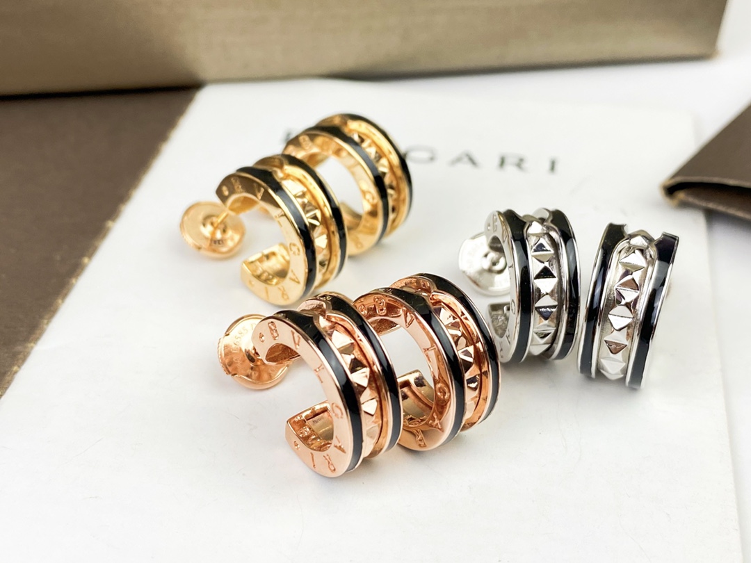 耳钉p90 飞碟耳堵p30  
BVLGARI New宝格丽B.zero 1 rock系列 铆钉 陶瓷边耳钉 情侣款  男女可戴 加入柳丁元素非常的中性！顶级微镶工艺 重工打造 炒鸡质感高档😍玫瑰金 黄金色 银色p