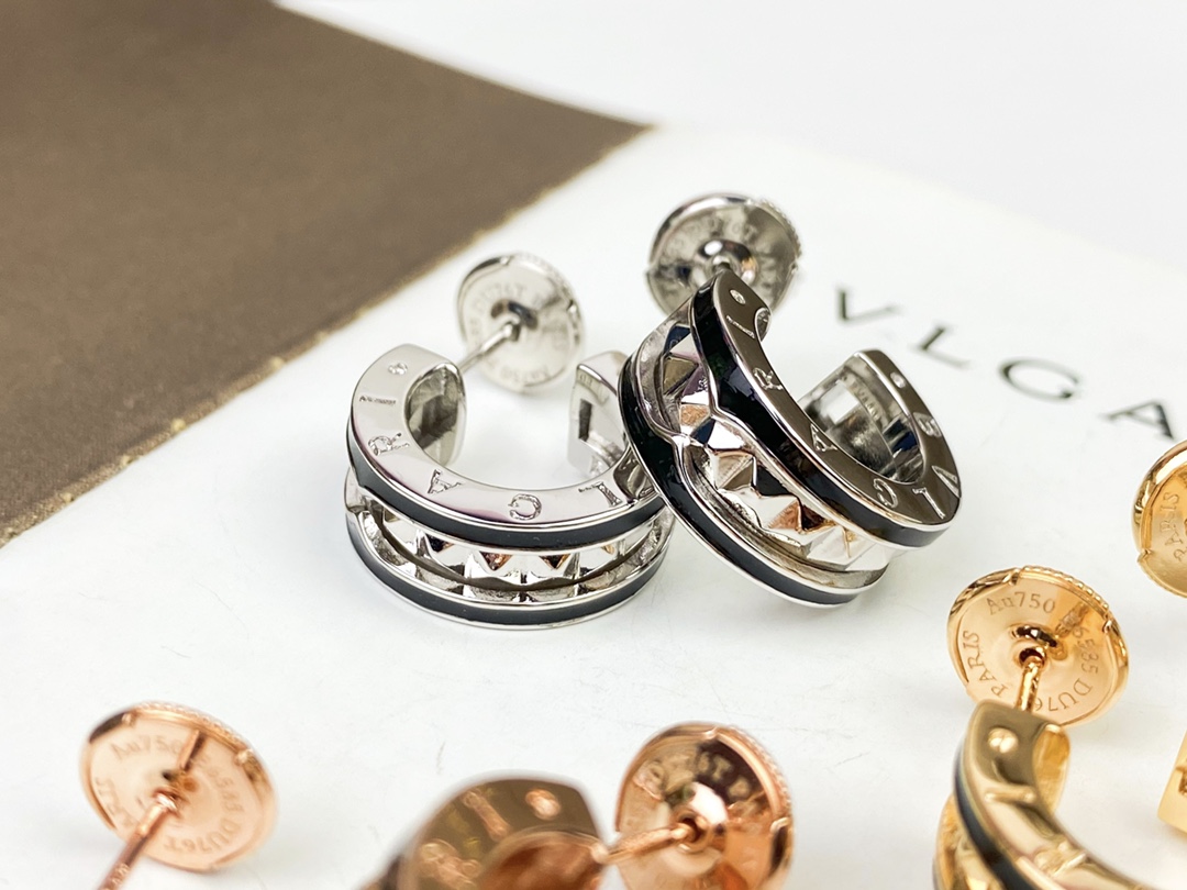 耳钉p90 飞碟耳堵p30  
BVLGARI New宝格丽B.zero 1 rock系列 铆钉 陶瓷边耳钉 情侣款  男女可戴 加入柳丁元素非常的中性！顶级微镶工艺 重工打造 炒鸡质感高档😍玫瑰金 黄金色 银色p