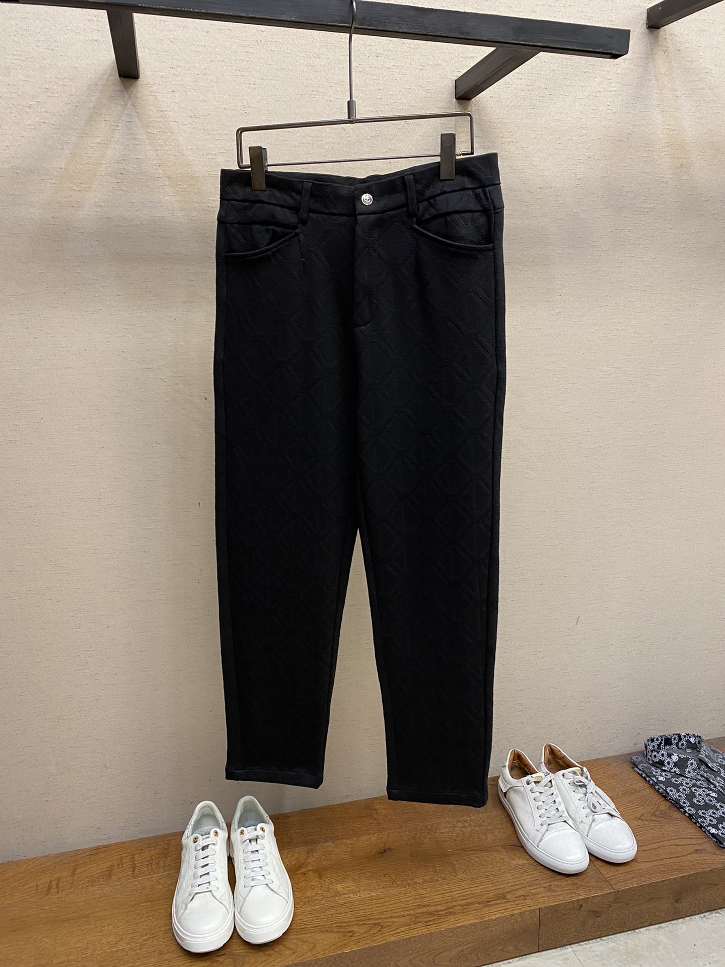 NO:613085,Dior, men's casual pants, pure cotton casual pants, the latest upper body style is invincible!  You can definitely close your eyes and close your eyes. This type of pants is very versatile and has an elastic waist. It can be worn in daily work and outdoor sports. It is the perfect combination of fashion, leisure and outdoor sports, so it is your best choice whether you wear it daily or outdoors. Extreme comfort and quick perspiration are the most popular focus, improving the wearing comfort. It is suitable for aerobic exercise and cross-country running. This type of running casual pants has an extremely wide range of applications, allowing you to naturally maintain your love for sports in the summer, and can also be worn in leisure life.  Size M-3xl,,dior,alexander wang19860909Dior、男士休闲裤 纯棉面料休闲裤,最新款上身版型无敌正！ 绝对可以闭眼收的一款 此款裤子非常百搭,弹力腰围,日常上班 户外运动都可以穿着,是时尚休闲与户外运动的完美结合,所以无论您平时穿或者户外穿都是您的最佳选择. 极致舒适和快速排汗是备受青睐的重点,提升穿着舒适度,适合有氧运动和越野跑条件下穿着,此款是一件适用范围极其广泛的跑步休闲裤,让你在夏天自然可以保持对运动热爱,也可以在休闲生活中穿着 尺码M-3xl,,dior,alexander wang,Men's clothing