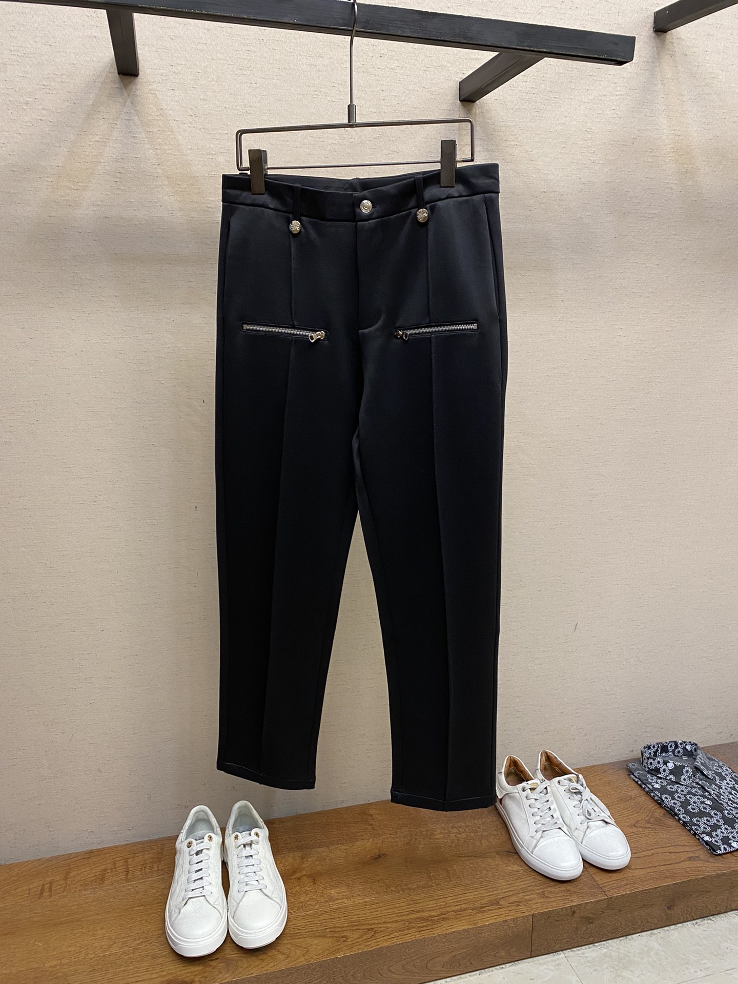 NO:613064,BBR, men's casual pants, pure cotton casual pants, the latest upper body style is invincible!  You can definitely close your eyes and close your eyes. This type of pants is very versatile and has an elastic waist. It can be worn in daily work and outdoor sports. It is the perfect combination of fashion, leisure and outdoor sports, so it is your best choice whether you wear it daily or outdoors. Extreme comfort and quick perspiration are the most popular focus, improving the wearing comfort. It is suitable for aerobic exercise and cross-country running. This type of running casual pants has an extremely wide range of applications, allowing you to naturally maintain your love for sports in the summer, and can also be worn in leisure life.  Size M-3xl,,alexander wang19860909BBR、男士休闲裤 纯棉面料休闲裤,最新款上身版型无敌正！ 绝对可以闭眼收的一款 此款裤子非常百搭,弹力腰围,日常上班 户外运动都可以穿着,是时尚休闲与户外运动的完美结合,所以无论您平时穿或者户外穿都是您的最佳选择. 极致舒适和快速排汗是备受青睐的重点,提升穿着舒适度,适合有氧运动和越野跑条件下穿着,此款是一件适用范围极其广泛的跑步休闲裤,让你在夏天自然可以保持对运动热爱,也可以在休闲生活中穿着 尺码M-3xl,,alexander wang,Men's clothing