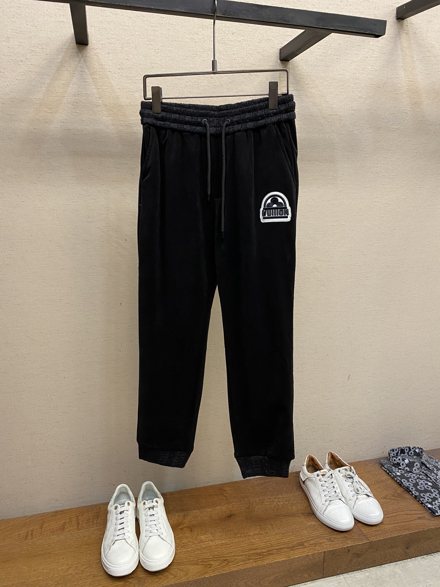 NO:613072,1V. Men's casual pants. Casual pants made of pure cotton fabric. The latest upper body style is invincible!  You can definitely close your eyes and close your eyes. This type of pants is very versatile and has an elastic waist. It can be worn in daily work and outdoor sports. It is the perfect combination of fashion, leisure and outdoor sports, so it is your best choice whether you wear it daily or outdoors. Extreme comfort and quick perspiration are the most popular focus, improving the wearing comfort. It is suitable for aerobic exercise and cross-country running. This type of running casual pants has an extremely wide range of applications, allowing you to naturally maintain your love for sports in the summer, and can also be worn in leisure life.  Size M-3xl,,alexander wang198609091V、男士休闲裤 纯棉面料休闲裤,最新款上身版型无敌正！ 绝对可以闭眼收的一款 此款裤子非常百搭,弹力腰围,日常上班 户外运动都可以穿着,是时尚休闲与户外运动的完美结合,所以无论您平时穿或者户外穿都是您的最佳选择. 极致舒适和快速排汗是备受青睐的重点,提升穿着舒适度,适合有氧运动和越野跑条件下穿着,此款是一件适用范围极其广泛的跑步休闲裤,让你在夏天自然可以保持对运动热爱,也可以在休闲生活中穿着 尺码M-3xl,,alexander wang,Men's clothing