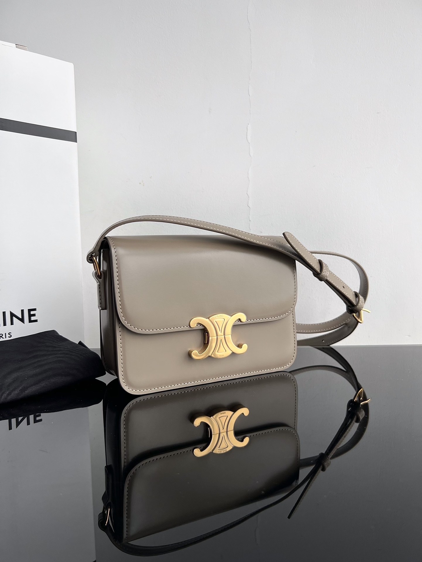 Classic CELINE TRIOMPHE Teen Arc de Triomphe. Small size: 18.5 X 14 X 6cm. . TRIOMPHE outer cowhide, sheepskin lining, cross-body and shoulder ca