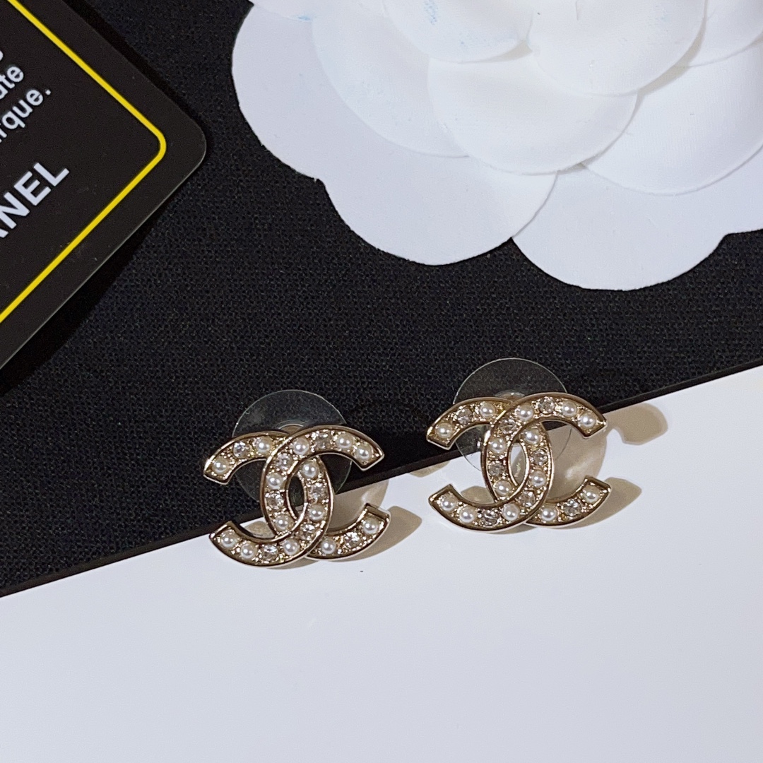  Chanel 香奈儿 珍珠水钻拼接双c耳钉✨
绝美设计，,颗颗水钻blingbing，
十分甜美百搭，