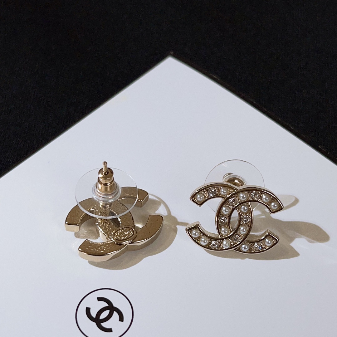  Chanel 香奈儿 珍珠水钻拼接双c耳钉✨
绝美设计，,颗颗水钻blingbing，
十分甜美百搭，
