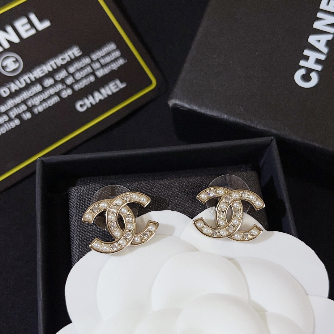  Chanel 香奈儿 珍珠水钻拼接双c耳钉✨
绝美设计，,颗颗水钻blingbing，
十分甜美百搭，