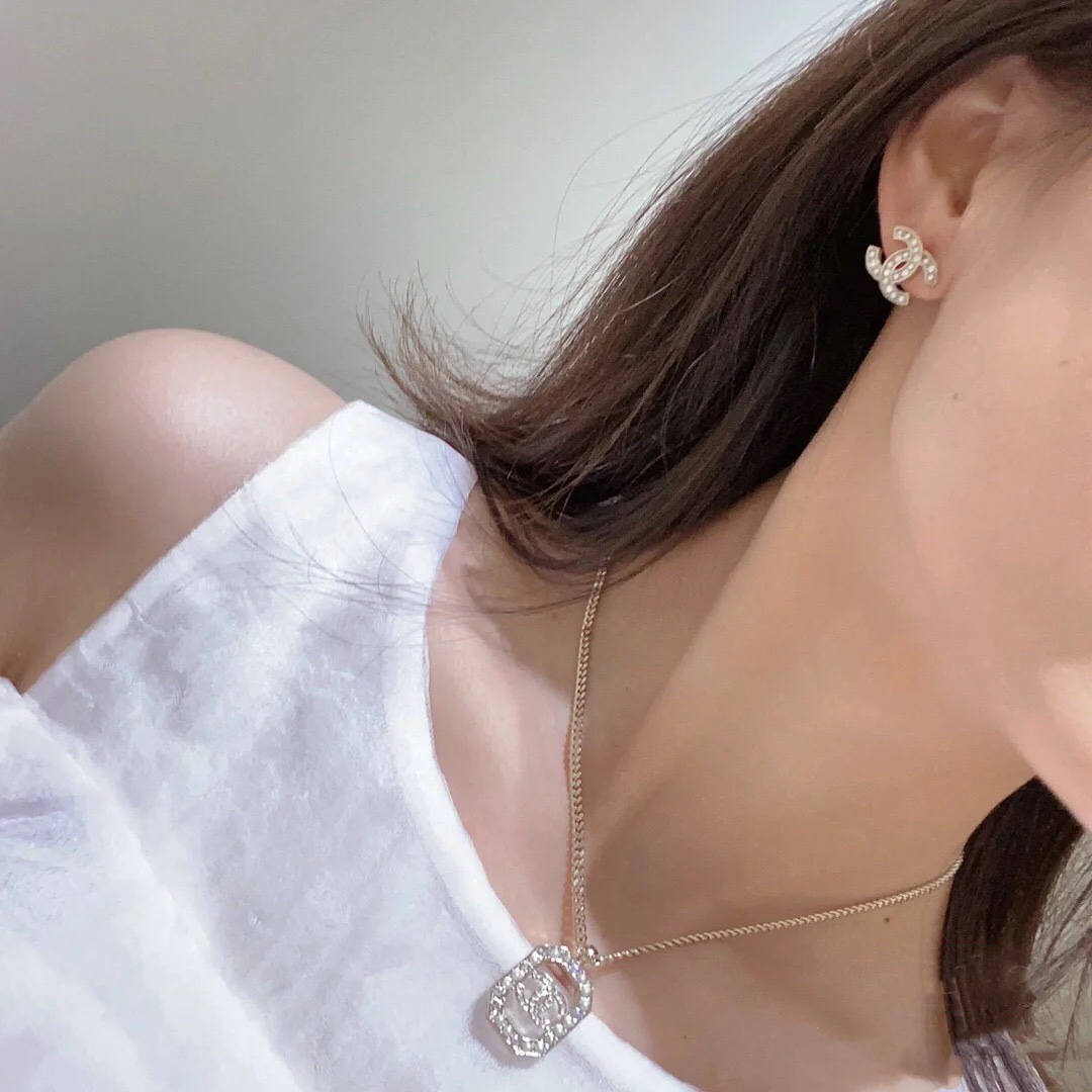  Chanel 香奈儿 珍珠水钻拼接双c耳钉✨
绝美设计，,颗颗水钻blingbing，
十分甜美百搭，