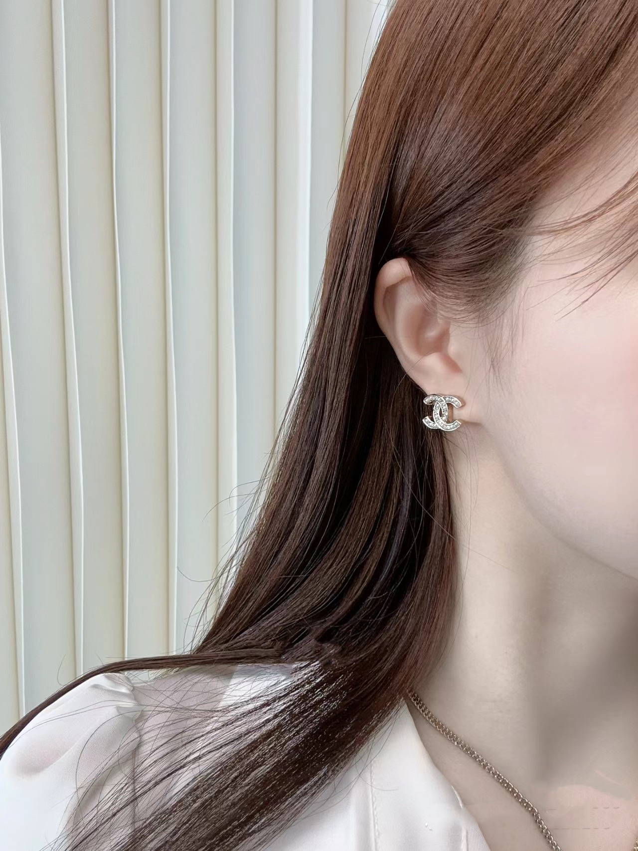  Chanel 香奈儿 珍珠水钻拼接双c耳钉✨
绝美设计，,颗颗水钻blingbing，
十分甜美百搭，