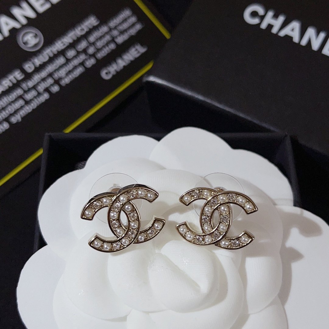  Chanel 香奈儿 珍珠水钻拼接双c耳钉✨
绝美设计，,颗颗水钻blingbing，
十分甜美百搭，