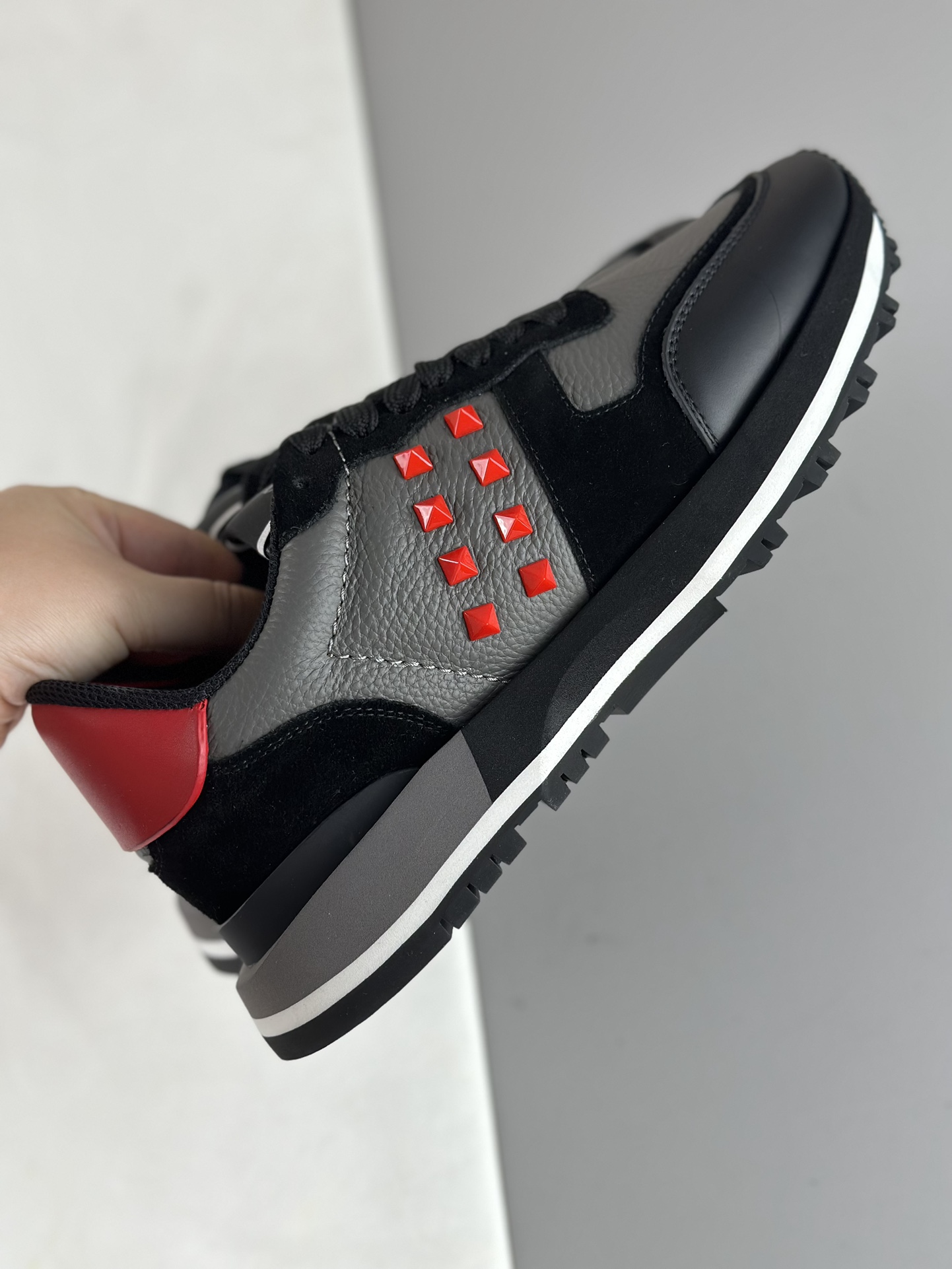 NO:272589,Valentino Rockrunner Camouflage Men's Camouflage Sneakers!  Imported top cowhide camouflage prints with reverse wool cowhide contrasting colors trendy and versatile imported fabric mesh inner lace-up original TU elastic sole contrasting colors perfect turning liner . Normal leather shoe size 3 39 40 41 42 43 44 HM55,,valentino,sneakers,cowhide19860909华伦天奴Rockrunner Camouflage 男士迷彩运动鞋！ 进口顶级牛皮迷彩印花搭配反毛牛皮撞色潮流时尚百搭进口织物网眼内里 系带款 原版TU弹力大底 撞色拼接 完美车工走线 . 正常皮鞋码3 39 40 41 42 43 44 HM55,,valentino,sneakers,cowhide,Men's shoes