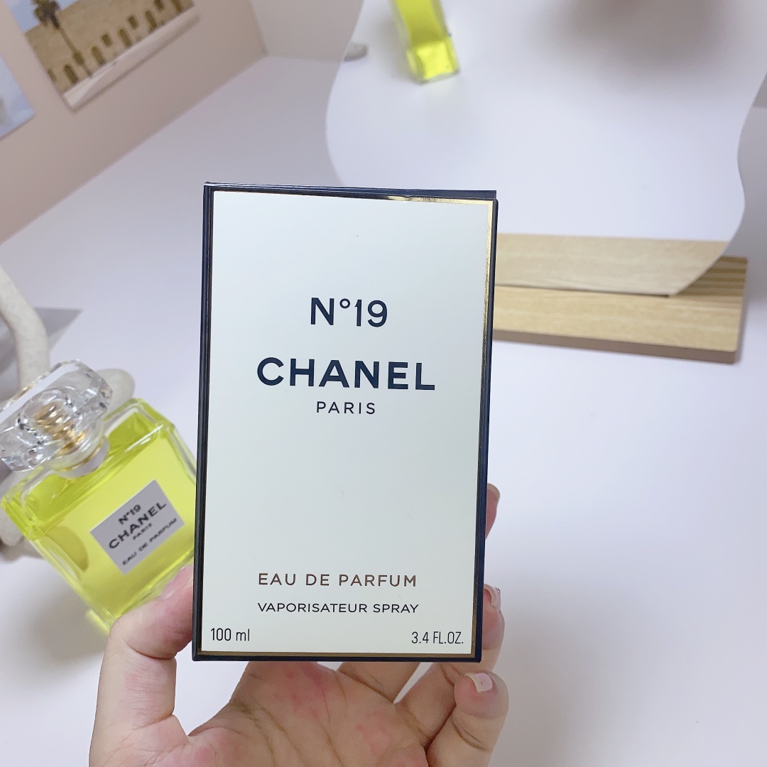 Chanel N°19 Eau de Parfum, 100ml - Classic, Elegant, and Timeless Fragrance 5 i1693482113 3935 3