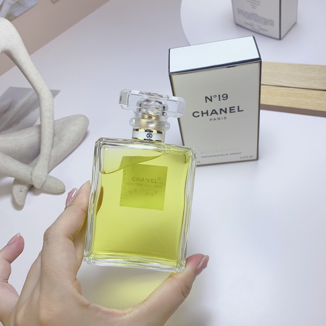 Chanel N°19 Eau de Parfum, 100ml - Classic, Elegant, and Timeless Fragrance 4 i1693482113 8560 2