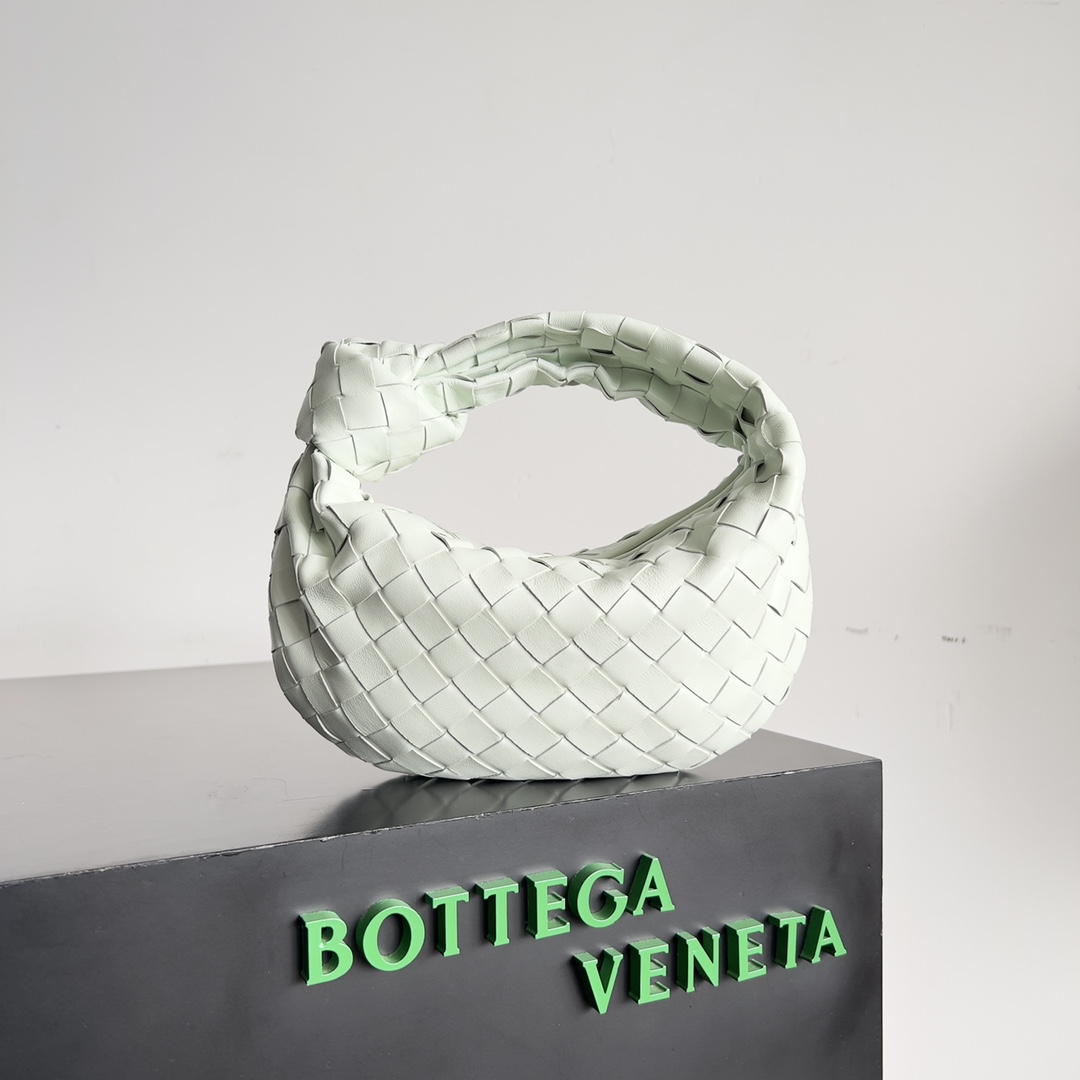 Bottega veneta͙.———最新款编织打结hobo \n    顶级小羊皮皮质很软，包形独特特别实用耐装，保留了传统的编织元素的同时多了几分张扬～ 采用羊皮手工编织制作 拉链开合 弧形无缝结构 搭配起来毫不费力 力荐  市场最高端欢迎来对比\n         【出厂均配全套包装】\nsize：xxcm。   型号：