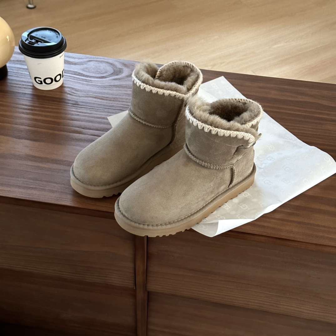 #ugg 新款毛线编织 侧皮条扣
A级羊皮毛一体 +重工民族风手工衍边
简单百搭…旁边的侧皮条可拉开
🛒
