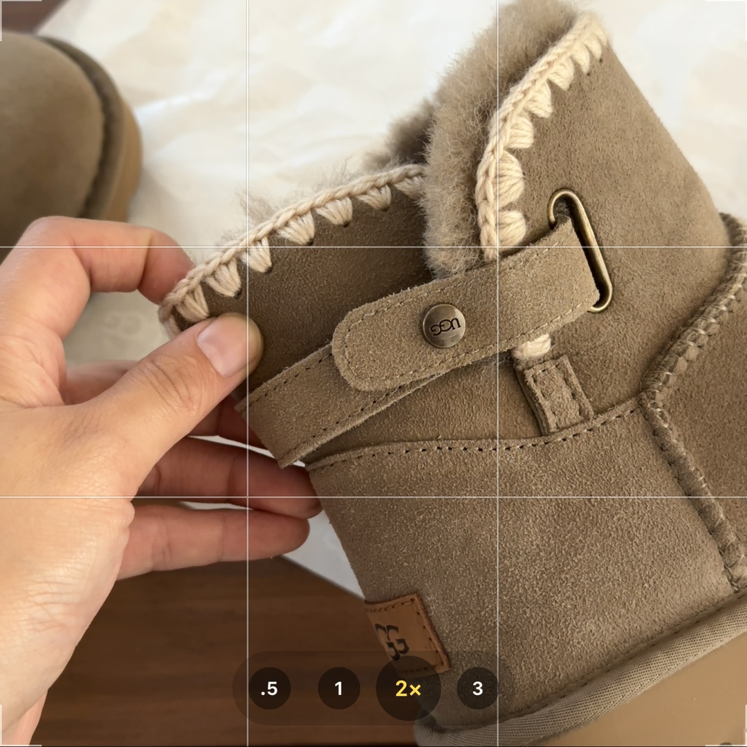 #ugg 新款毛线编织 侧皮条扣
A级羊皮毛一体 +重工民族风手工衍边
简单百搭…旁边的侧皮条可拉开
🛒