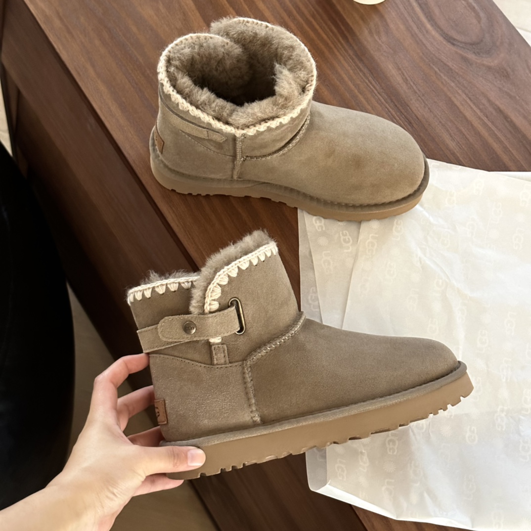 #ugg 新款毛线编织 侧皮条扣
A级羊皮毛一体 +重工民族风手工衍边
简单百搭…旁边的侧皮条可拉开
🛒