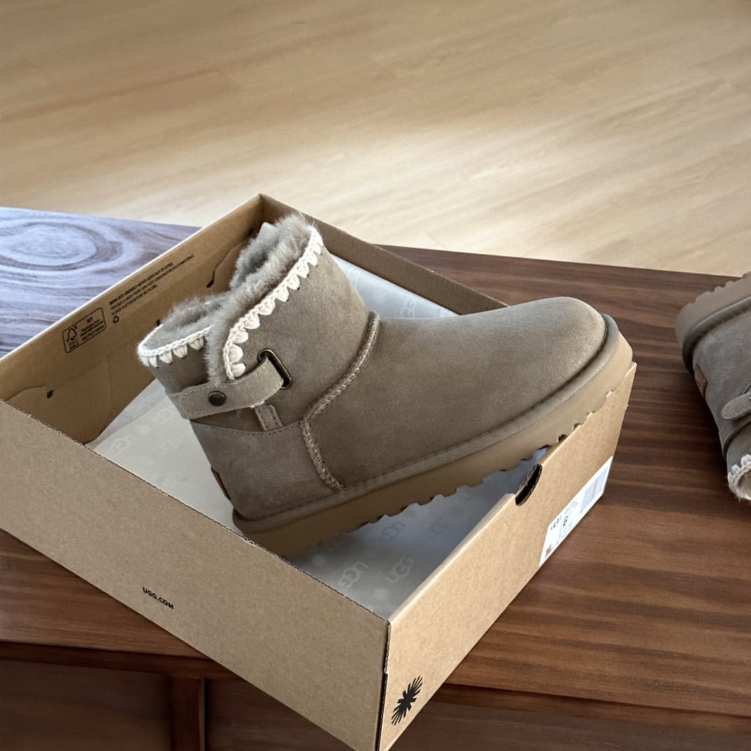#ugg 新款毛线编织 侧皮条扣
A级羊皮毛一体 +重工民族风手工衍边
简单百搭…旁边的侧皮条可拉开
🛒