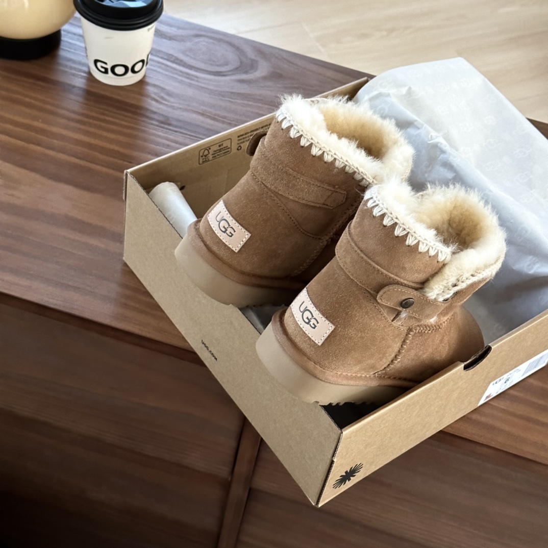 #ugg 新款毛线编织 侧皮条扣
A级羊皮毛一体 +重工民族风手工衍边
简单百搭…旁边的侧皮条可拉开
🛒