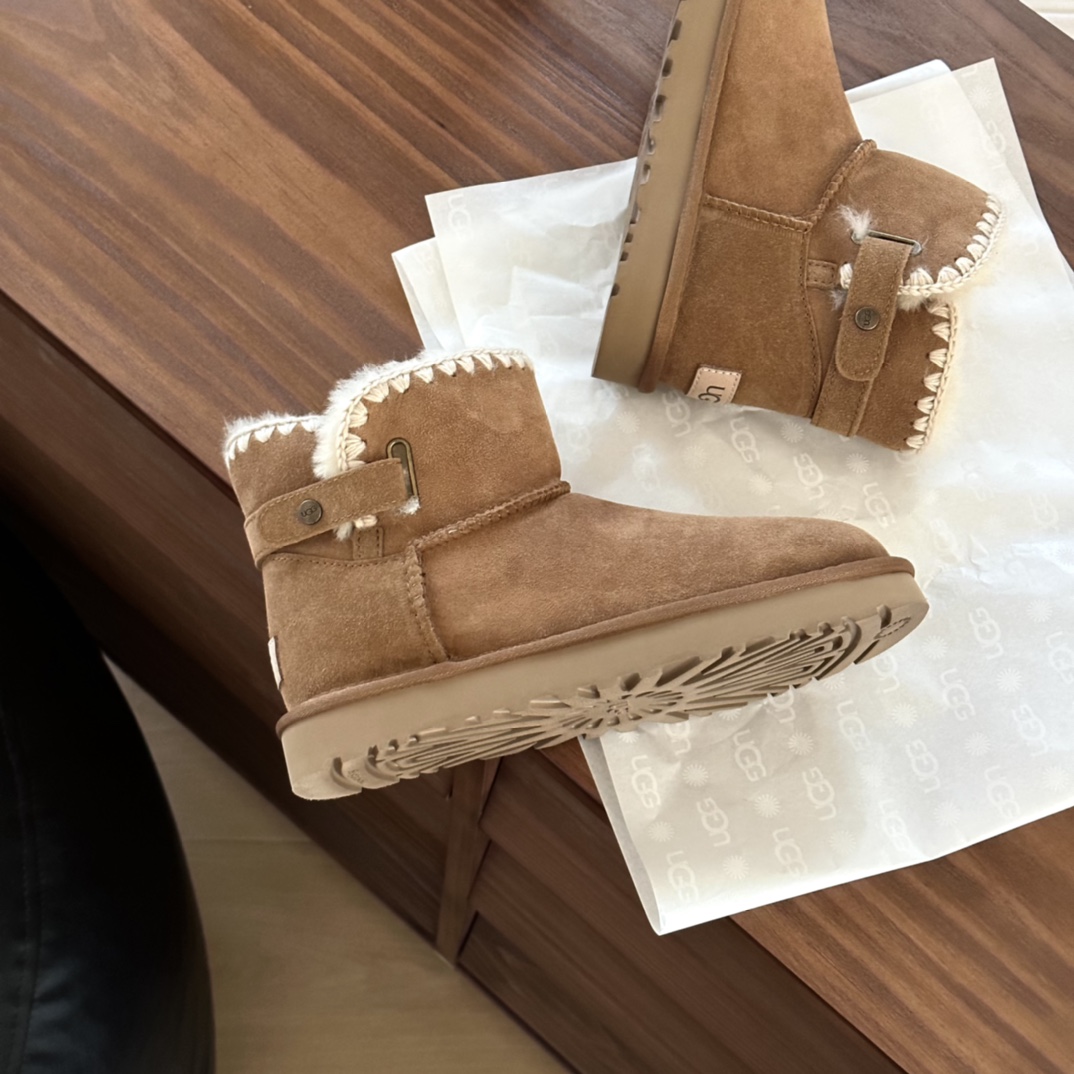 #ugg 新款毛线编织 侧皮条扣
A级羊皮毛一体 +重工民族风手工衍边
简单百搭…旁边的侧皮条可拉开
🛒