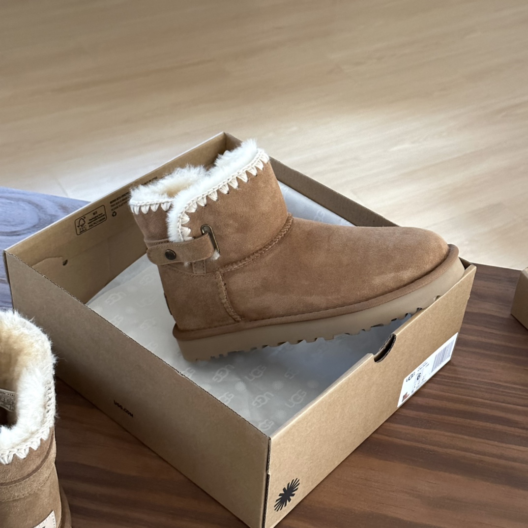 #ugg 新款毛线编织 侧皮条扣
A级羊皮毛一体 +重工民族风手工衍边
简单百搭…旁边的侧皮条可拉开
🛒
