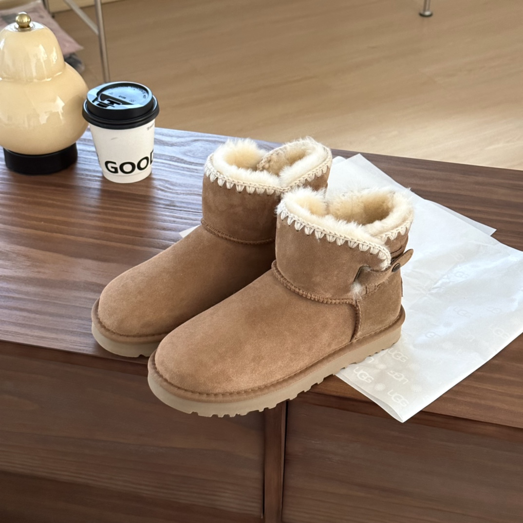 #ugg 新款毛线编织 侧皮条扣
A级羊皮毛一体 +重工民族风手工衍边
简单百搭…旁边的侧皮条可拉开
🛒