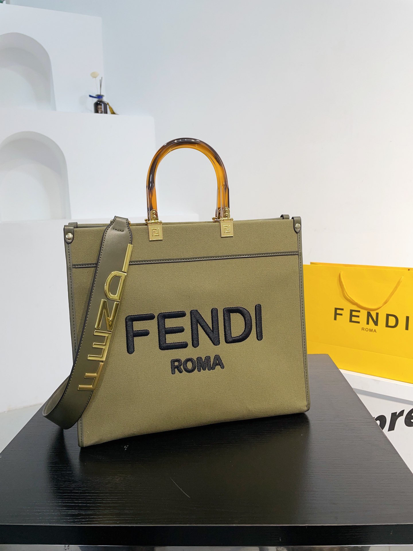 Fendi big big shopping bag! ! It’s a super handsome bag. If you carry it on your back, you’ll be the