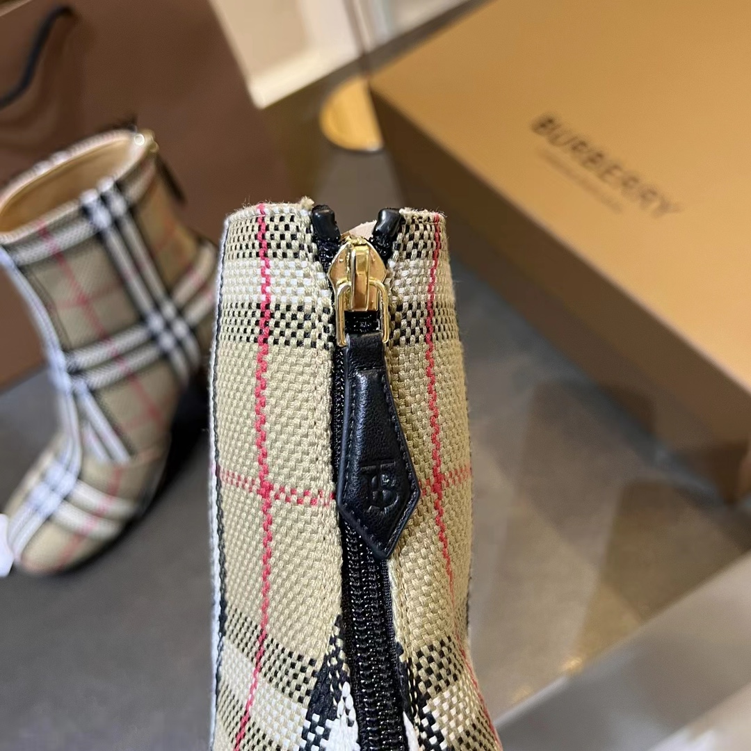 p270 短靴马术灵感及踝靴，精选材质，搭配品牌 House 格纹裁片。 内衬：100%羊皮 靴底：橡胶， 靴跟高：7cm 靴筒高：10.5cm 靴口围：22.5cm 码数35-42 