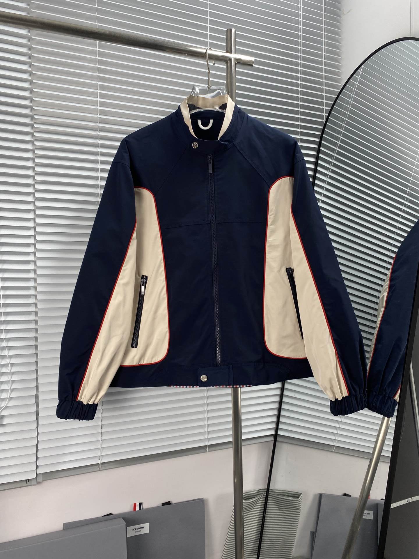 Chaqueta de vuelo nueva TB, con forro interior de rayas rojo, blanco y azul, color general de dos tonos, logo de rayas …