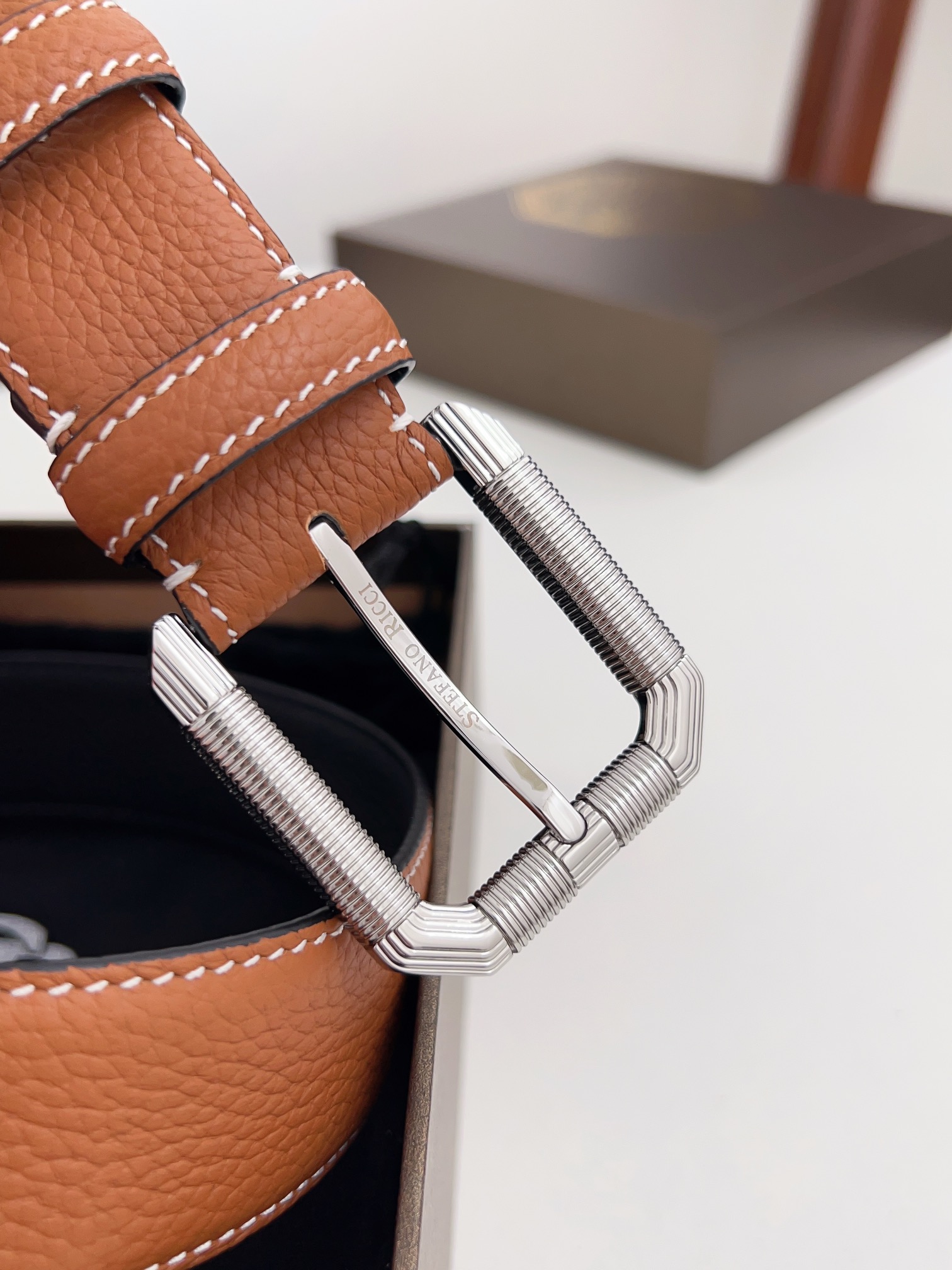 Real-Grade Stephen Man’s Belt: Soft Calves, Brass Buttons, Commercial Leisure Matching - 图片 3